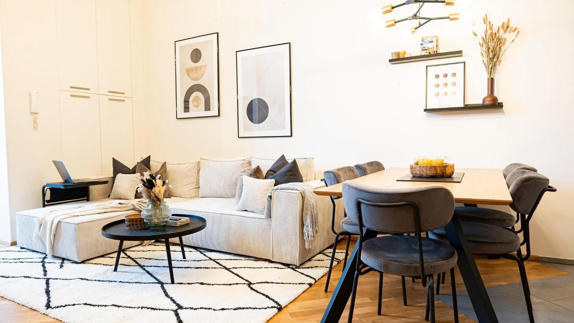 Cozy Industrial 8Min Dancing House Apartment, Prague