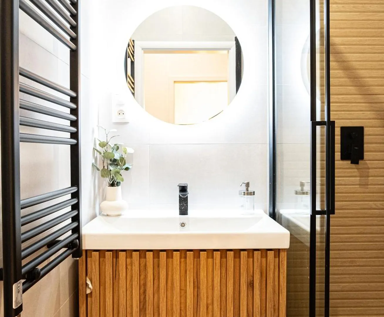 Cozy Industrial 8Min Dancing House Apartment, Prague Apartment