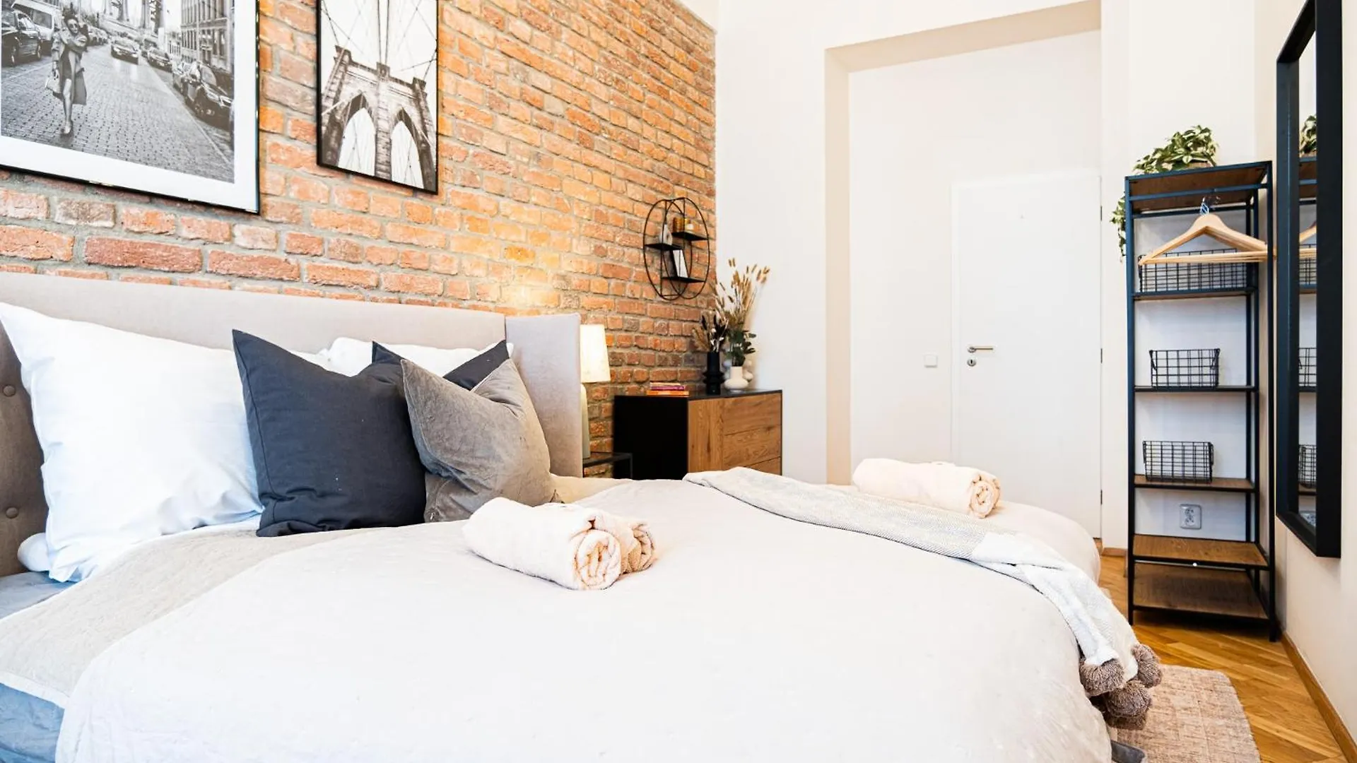 Cozy Industrial 8Min Dancing House Apartment, Praga 0*,