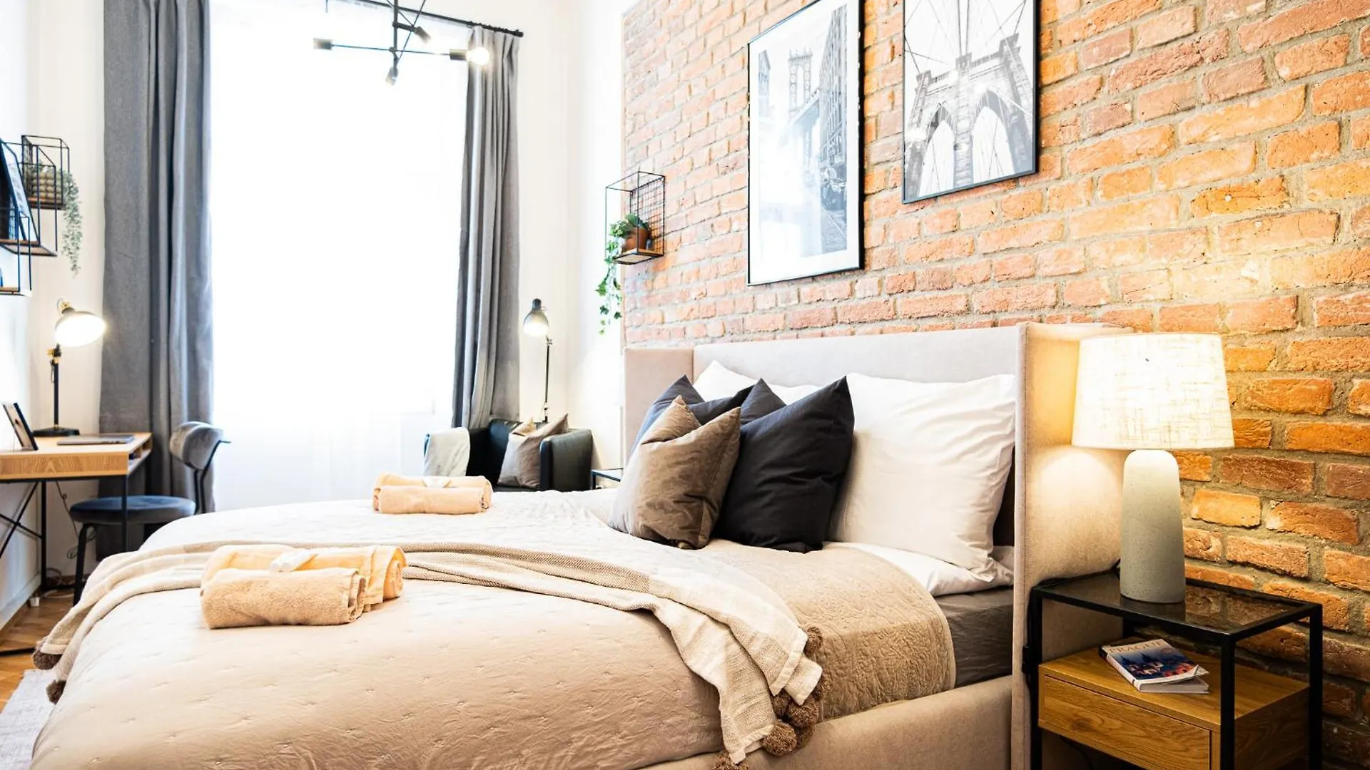 Cozy Industrial 8Min Dancing House Apartment, Prague Apartment
