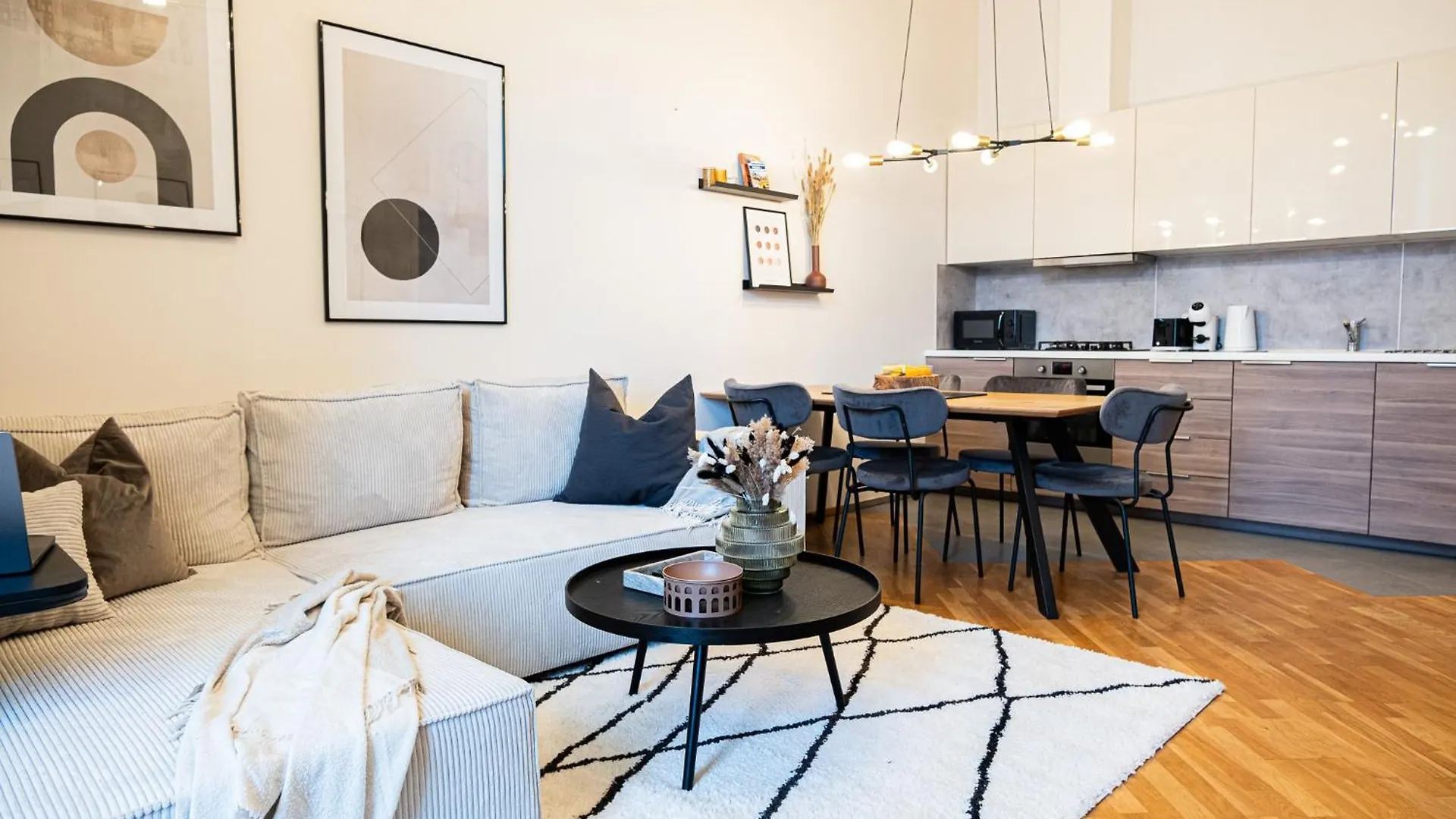 Cozy Industrial 8Min Dancing House Apartment, 布拉格