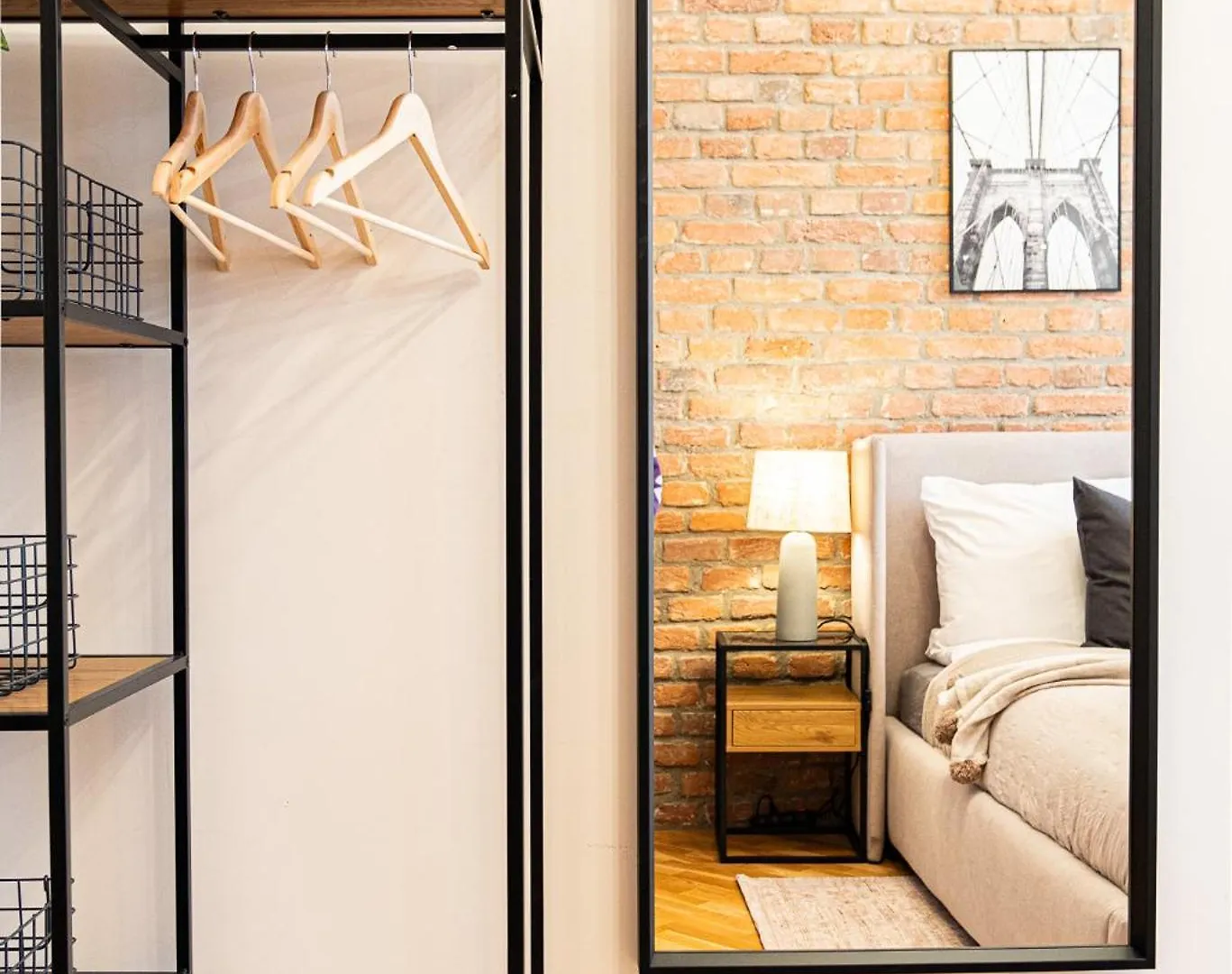 Cozy Industrial 8Min Dancing House Apartment, 布拉格 0*,